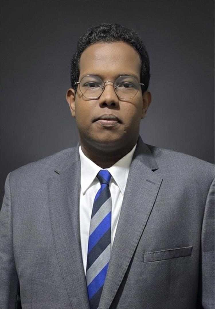 الدكتور عبدالرحمن فارع… سيرة شغف صنعته الإرادة، وصوت عدني ينهض من قلب الرباط