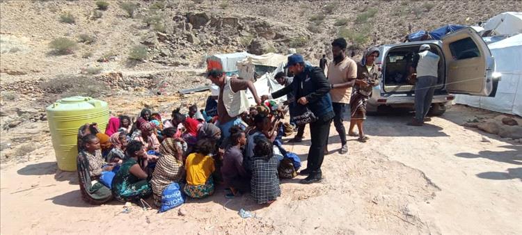 مؤسسة خيرية تعلن عن توزيع مساعدات غذائية للمهاجرين الأفارقة في منطقة رفض بشبوة