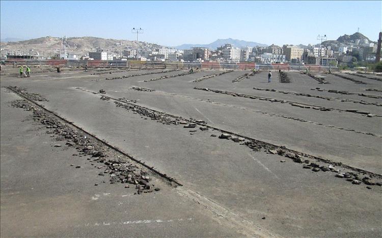 تواصل الأعمال الإنشائية في مشروع تعشيب ملاعب نادي الصقر بتعز