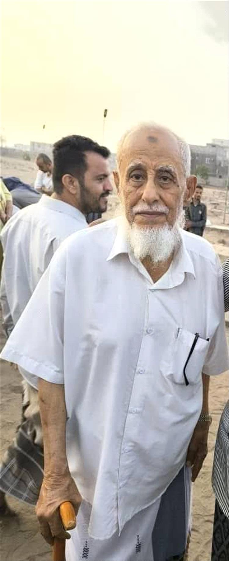 وزير الصحة يعزي مدير عام صحة لحج بوفاة والده