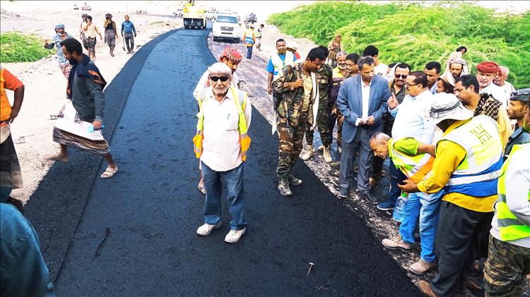 محافظ أبين يدشن  أعمال سفلتة طريق الحصن سد حسان باستخدام أول خلاطة أسفلتية بمنظومة الفلر صديقة للبيئة