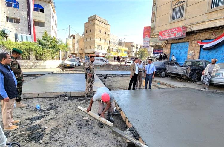 مدير عام «القاهرة» يتفقد أعمال الصب الخرساني في شارع طلحة أمام مبنى مؤسسة الكهرباء
