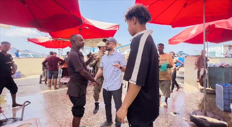 بن جرادي ينفذ نزولا ميدانيا لضبط المخالفين من بائعي الأسماك في حراج صيرة