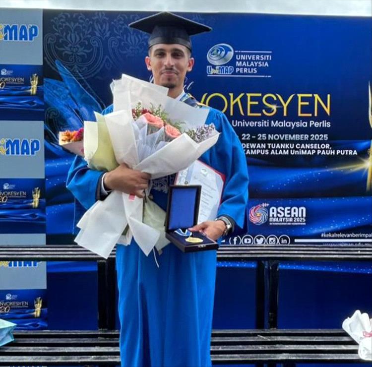 طالب يمني يحصل على الميدالية الذهبية ويكرم كأفضل طالب دولي من جامعة برليس (UniMAP) وولي عهد ماليزيا يكرمه