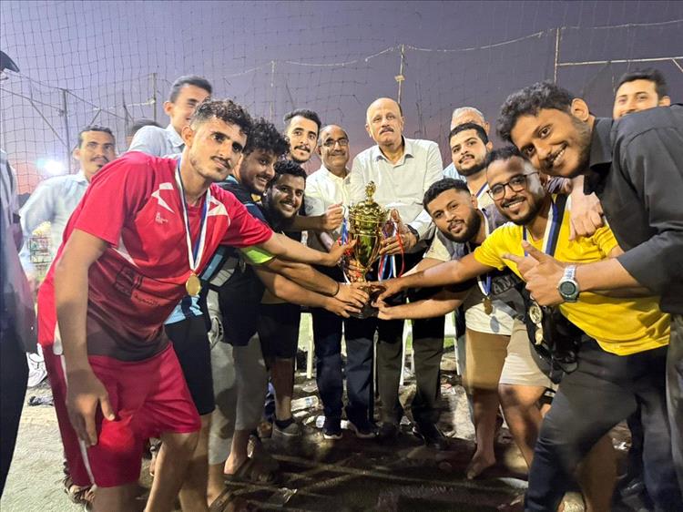 اليوبيل الذهبي لكلية الطب عدن يشهد فوز السنة السادسة ببطولة كرة القدم الخماسية