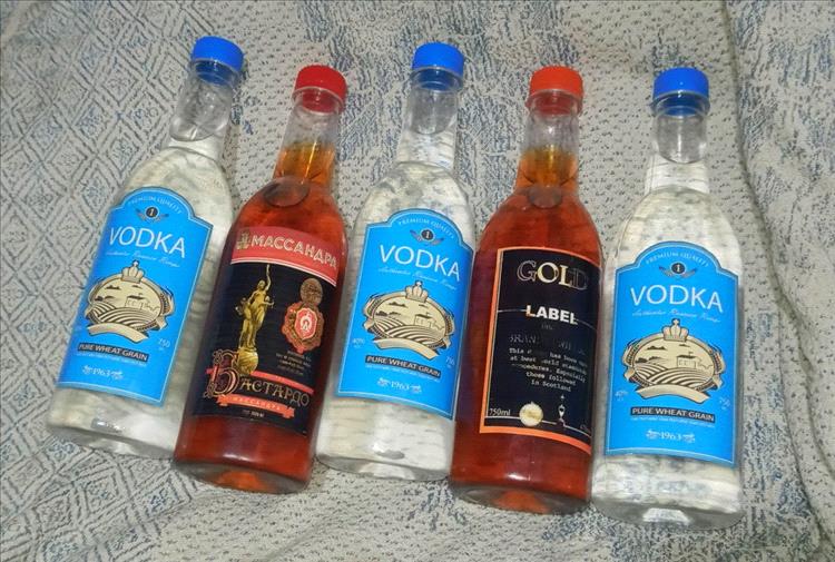 كارثة جديدة تضرب صنعاء… وفاة خمسة شباب في الحصبة بعد تناولهم خمرًا بلديًا مُصنّعًا بطرق خطيرة