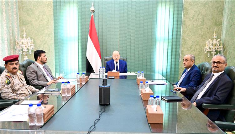 مجلس القيادة يجدد دعمه الكامل للإصلاحات الحكومية الشاملة ويشيد بالجاهزية العالية للقوات المسلحة والامن وكافة التشكيلات العسكرية