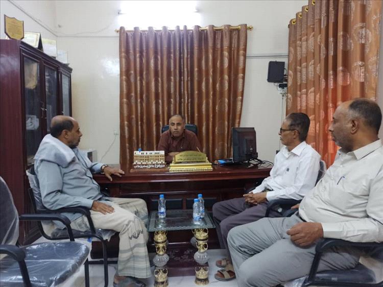 مدير عام مؤسسة المياه بوادي حضرموت يطّلع على احتياجات فرع شبام من مشاريع الطاقة والآبار