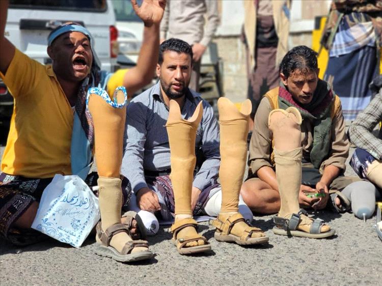 رابطة الجرحى في مأرب تعلن تعليق اعتصامها بعد تلبية عدد من المطالب