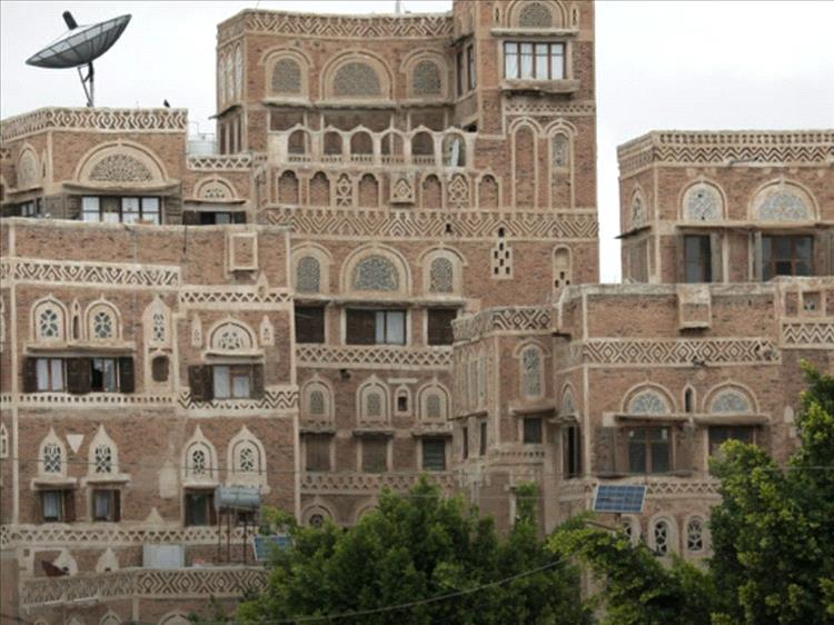 وفاة شخصين وإصابة ثالث بحالة حرجة في صنعاء جراء تعاطي مادة "الميثانول" السامة