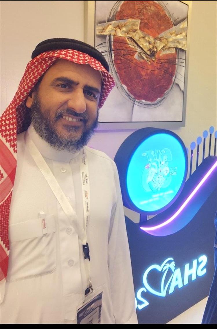 أبا سلمان وأبا مراد يهنئان الدكتور سعيد التوم العظمي بمناسبة حصوله على تصنيف استشاري قلب أطفال