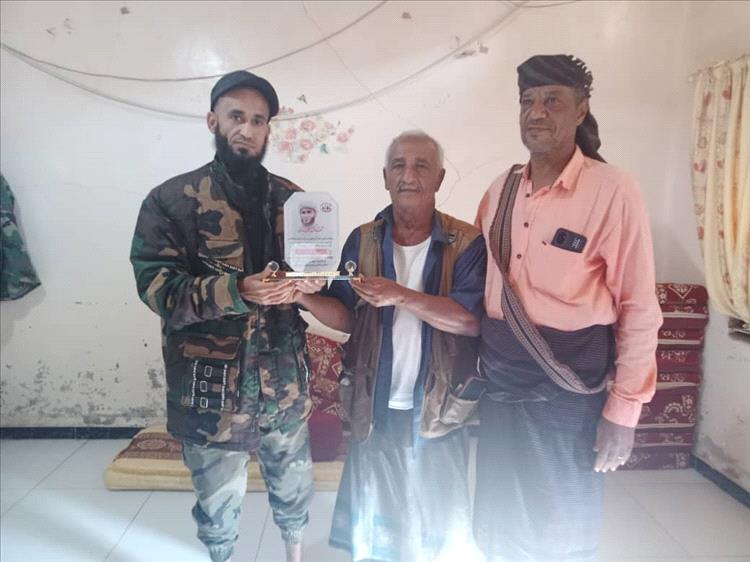 إدارة نادي خنفر تكرم عضو مجلس الشرف الاعلى للنادي قائد جهاز مكافحة الارهاب العميد"عبدالرحمن الشنيني" بدرع النادي