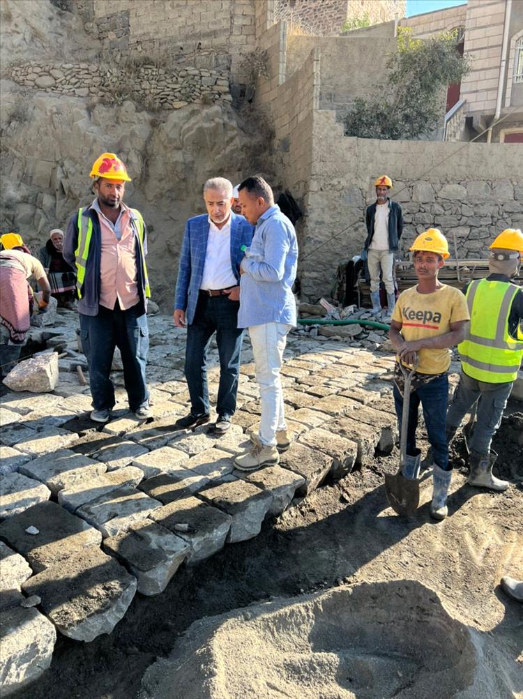 رئيس مجلس إدارة إقليم اليمن بمجموعة هائل سعيد أنعم يتفقد أعمال صيانة طريق الأعروق – حيفان