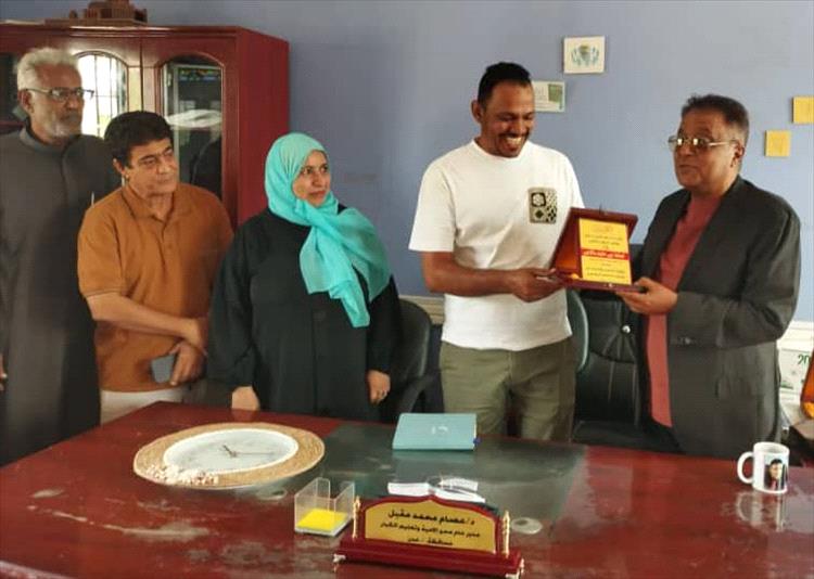 الدكتور عصام المقبلي يكرم أسامة باقاضي ممثل منظمة بيور-هاندز" الأيادي النقية" في عدن