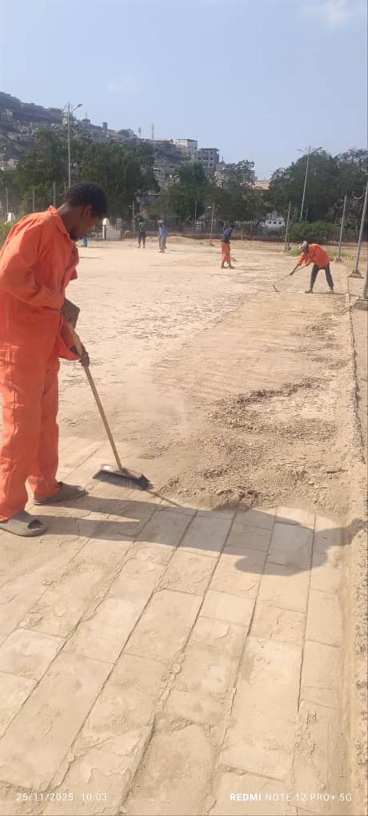 حملة واسعة لتنظيف ساحة الجندي المجهول بالتواهي استعدادًا لاحتفالات الذكرى الـ58 لعيد الاستقلال الوطني 30 نوفمبر