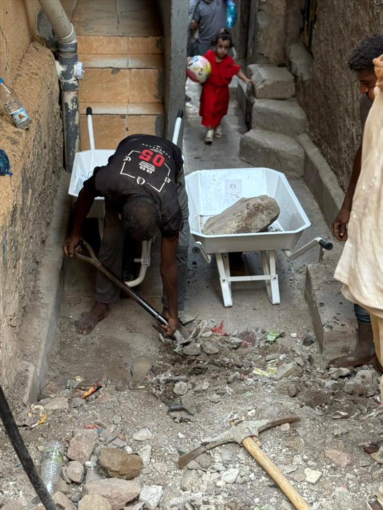 تدشين حملة إزالة مخلفات السيول في حي ردفان واول مايو وبدء عمل ترميم مناهل الصرف الصحي في شارع الميناء بالمعلا