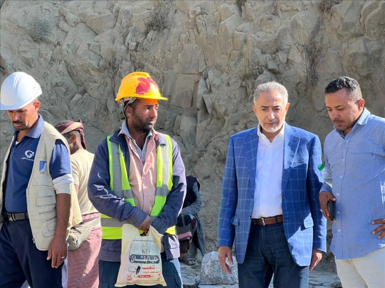 مجموعة هائل سعيد تتبنى صيانة طريق الأعروق – حيفان الخط الحيوي الرابط بين تعز وعدن