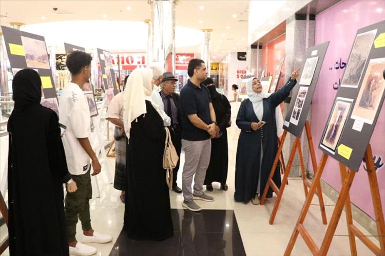 نائب وزير الإعلام والثقافة والسياحة يطلع على معرض عدن للصور