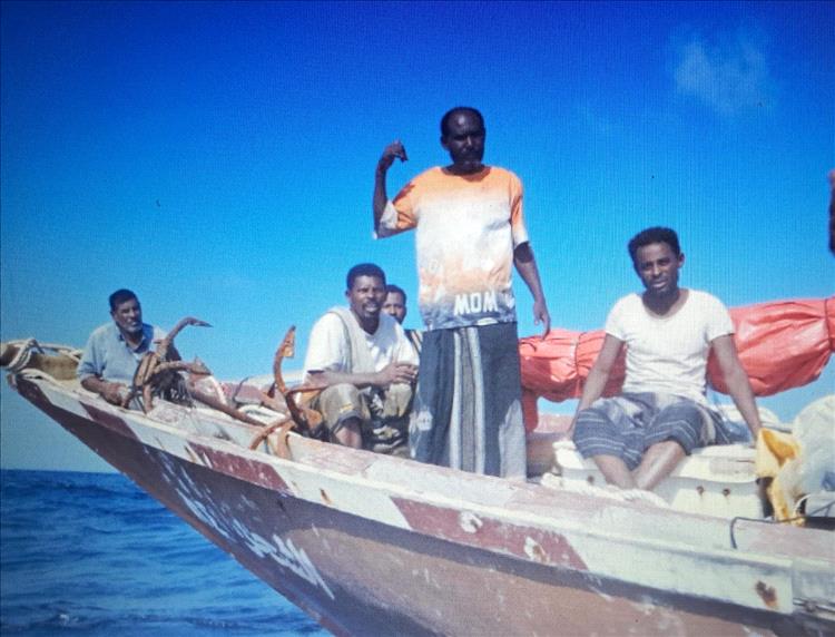 إنقاذ 5 صيادين يمنيين بعد شهر من التيه في البحر