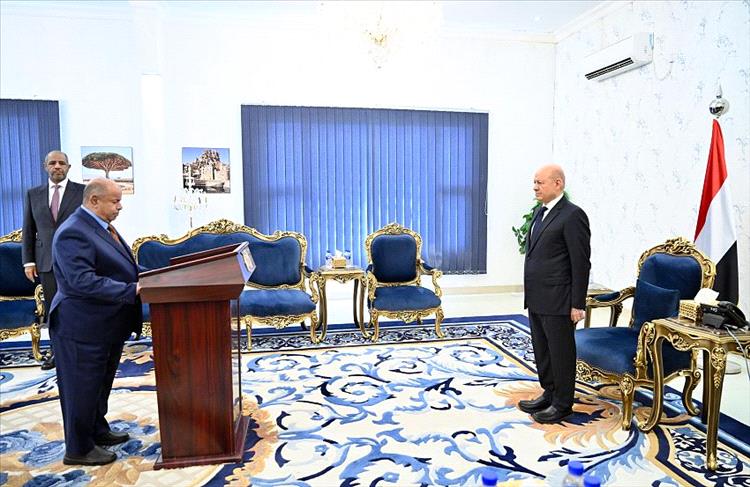 محافظ حضرموت يؤدي اليمين الدستورية امام رئيس مجلس القيادة الرئاسي