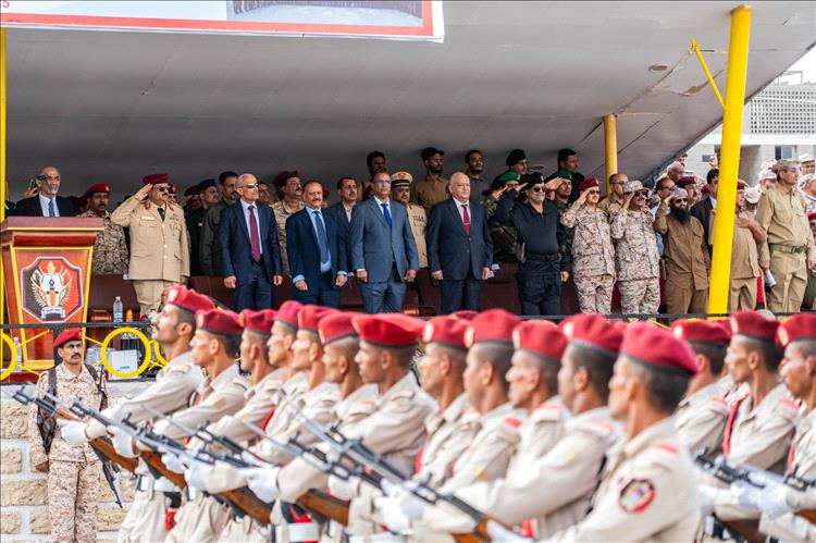 وزير الدفاع يشهد حفل تخرج الدفعة ?? كلية حربية في عدن