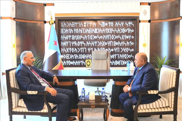 عيدروس الزبيدي يبحث مع محافظ حضرموت الجديد أولويات المرحلة… لقاء مهم في عدن