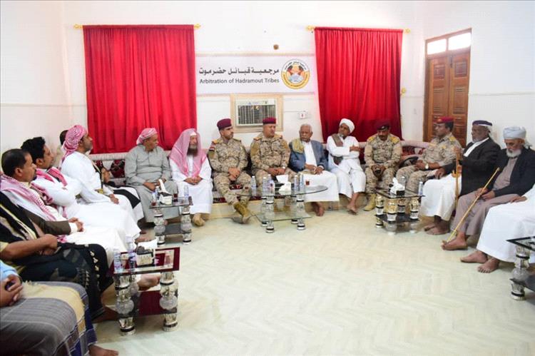 قائد المنطقة الأولى يناقش مع مرجعية قبائل حضرموت جهود الدولة في تثبيت أمن واستقرار المحافظة