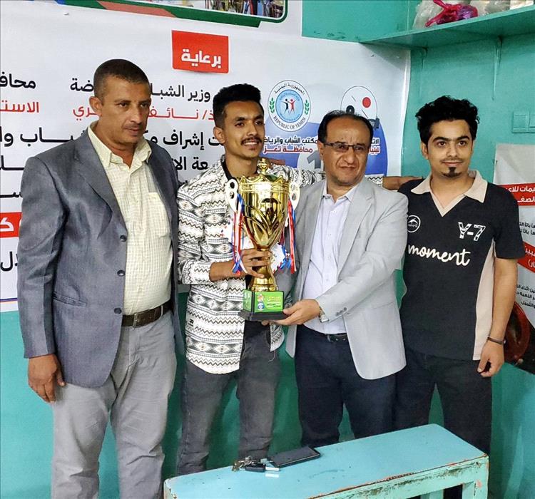 فاضل يكرم ابطال البلياردو بتعز