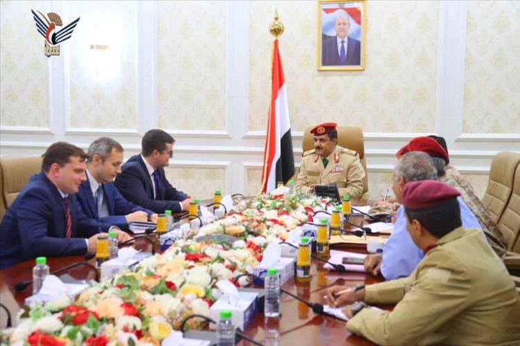 وزير الدفاع يبحث مع السفير الروسي مستجدات الأوضاع في اليمن وتعزيز التعاون الدفاعي