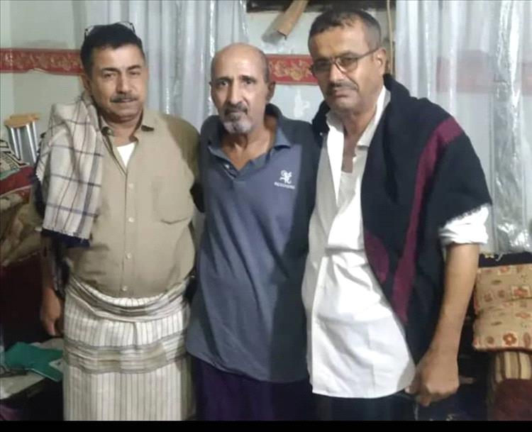 قائد لواء 103 يزور المناضل أحمد الزربة للاطمئنان على صحته