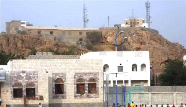 السلطة المحلية خنفر : نقطة الجباية قرب جسر "أبو شنب" المخزن  غير قانونية وتم إبلاغ السلطة المحلية أبين وقيادة الأمن بشأنها