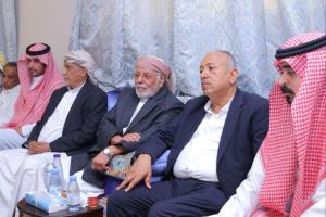 علي محسن الأحمر يظهر في مجلس عزاء الشيخ المقرمي ويشيد بسيرته الداعية للوسطية والاعتدال