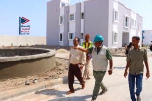 الزهري يطلع على سير العمل في مشروع مدينة الشيخ محمد بن زايد الطبية بخورمكسر