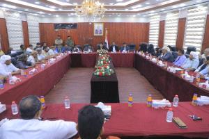 السلطة المحلية في المهرة تعلن رسمياً موقفها من القرارات الحكومية الأخيرة باجتماع شامل