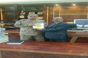 مدير الأكاديمية العسكرية العليا يكرم الدكتور المشرعي بدرع كلية الدفاع الوطني