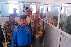 وكيل محافظة تعز يطلع على سير التجهيزات في مركز الإصدار الآلي