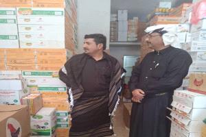 مدير عام مكتب الصناعة بشبوة ينفذ جولة ميدانية لمراقبة أسعار السلع الغذائية وأسعار الأسماك بمديرية ميفعة