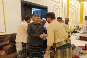 الفريق الركن محمود الصبيحي والمناضل السفير أحمد عبدالله المجيدي يعزّيان مدير مكتب الصحة خالد جابر في وفاة