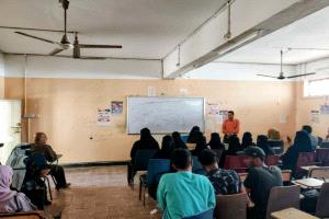 لتنفيذ دورة تدريبية في لغة الإشارة.. كلية الآداب بجامعة عدن تستقبل جمعية رعاية وتأهيل الصم