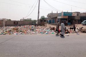 تحقيق أستقصائي : أكوام النفايات في لحج تتحول إلى مصانع أمراض