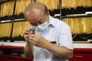 الذهب يتراجع مع ارتفاع الدولار وسط ترقب لخفض الفائدة الأميركية