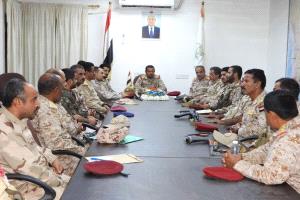 قائد المنطقة السادسة العسكرية اللواء حنتف يعقد اجتماعاً بقيادات الوحدات لمناقشة المستجدات الأمنية