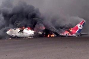 صحفي يهاجم الحوثيين: دمّروا مطار صنعاء ويحاولون تحويل مطار عدن ممر للسلاح الإيراني