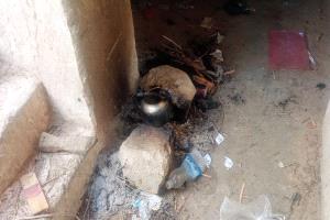 في ميفع معلمون يشعلون الحطب لتدفئة رسالتهم