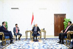 رئيس مجلس القيادة يستقبل وزير الدولة البريطاني لشؤون الشرق الأوسط وشمال افريقيا