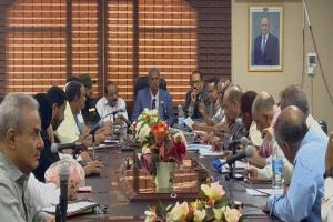 محافظ لحج يناقش تقارير التعليم الفني والأشغال العامة ويؤكد الالتزام بالإصلاحات الاقتصادية