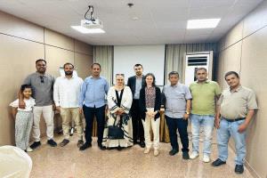 السفيرة الفرنسية تلتقي إعلاميين في عدن وتؤكد التزام باريس بحرية الصحافة