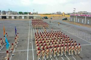 وزير الدفاع يشهد حفل تخرج الدفعة ٥٢ كلية حربية في العاصمة عدن