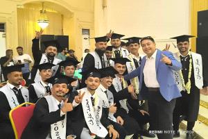طلاب قسم اقتصاد أعمال بجامعة عدن يحتفلون بتخرجهم في أجواء مفعمة بالفرح والتميز