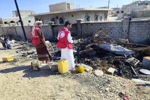 الهلال الأحمر اليمني بالمهرة يتدخل لمساندة أسرتين تضررتا جراء حريق في مدينة الغيضة